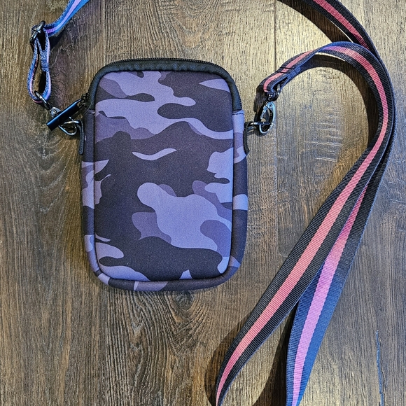 HAUTE SHORE/Casey Epic Neoprene Crossbody Bag - Picture 2 of 3